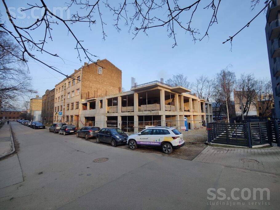 Dainas 8, Rīga — zeme