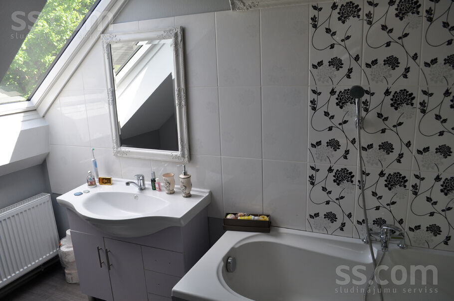 Bruņinieku 79, Rīga — maja