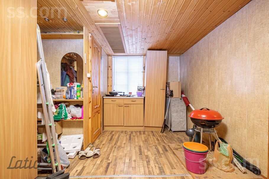 Dombrovska 18, Rīga — maja