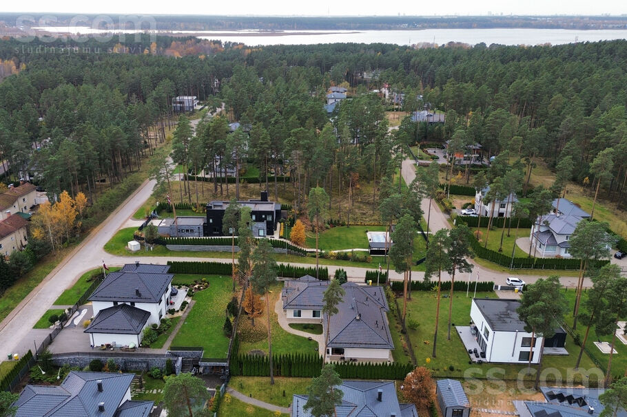 Ezerparka iela, Berģi, Rīgas rajons, Garkalnes nov. — maja