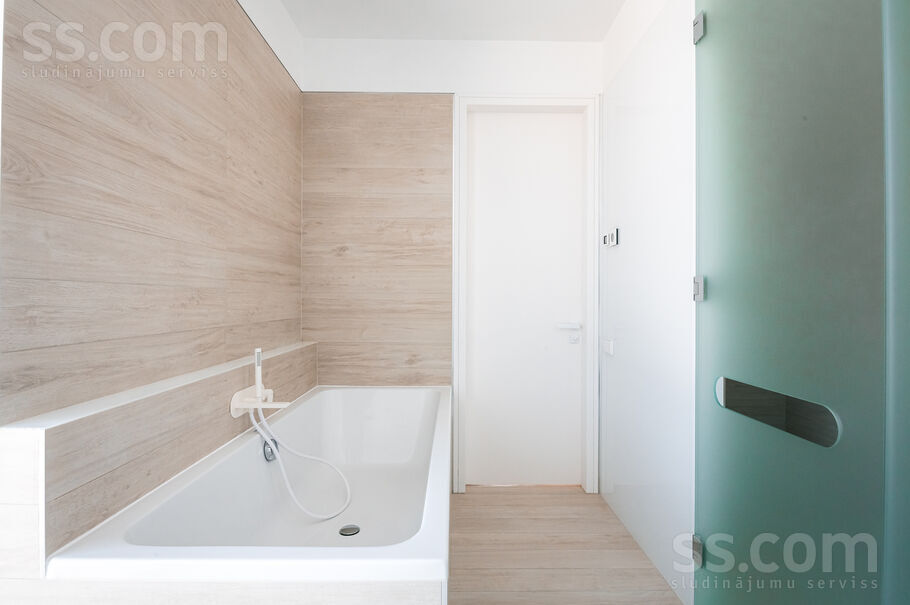 Jaunā Mežaparka 42, Rīga — maja