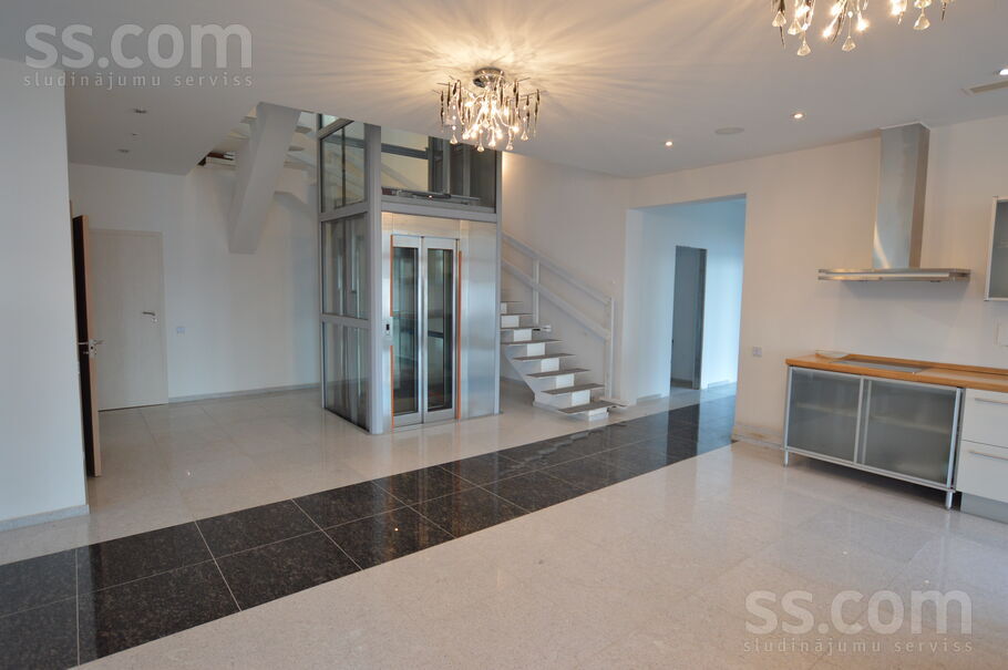 Ezermalas 44, Rīga — maja