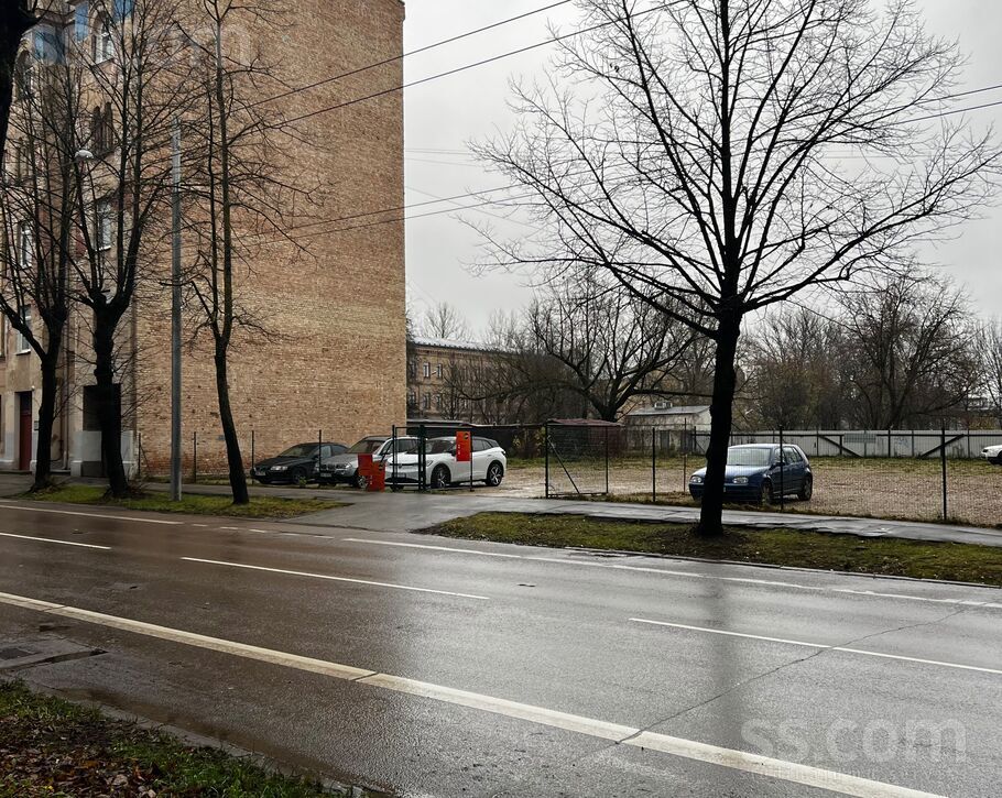 Lomonosova 5, Rīga — zeme