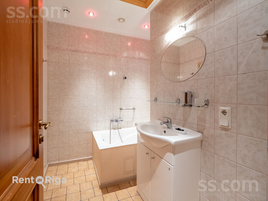 Sudrabu Edžus 1, Rīga — maja