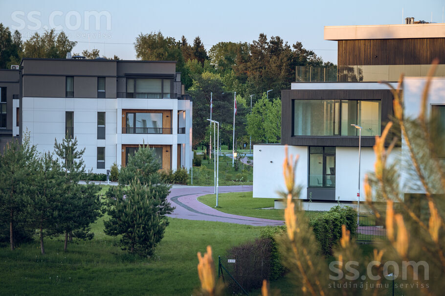 Jaunā Mežaparka 3, Rīga — zeme