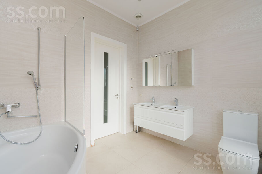 Ezerparka iela, Berģi, Rīgas rajons, Garkalnes nov. — maja