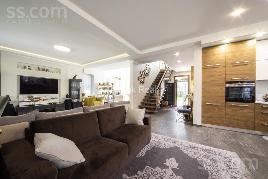 Ezeru iela 17, Jūrmala — maja