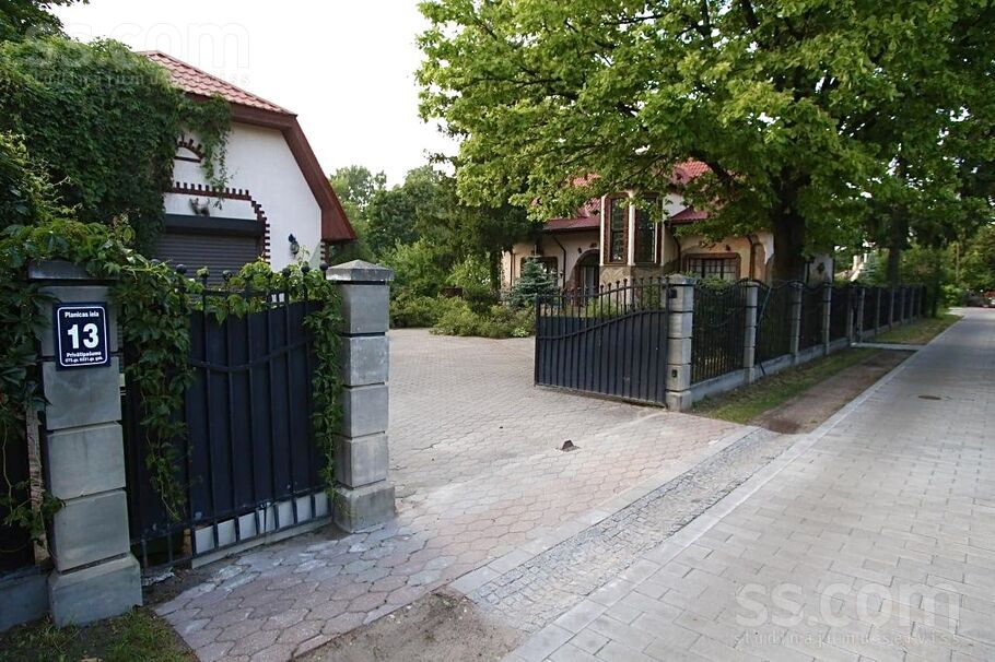 Planīcas 13, Rīga — maja