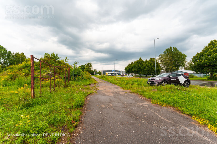 Ulbrokas 33, Rīga — zeme