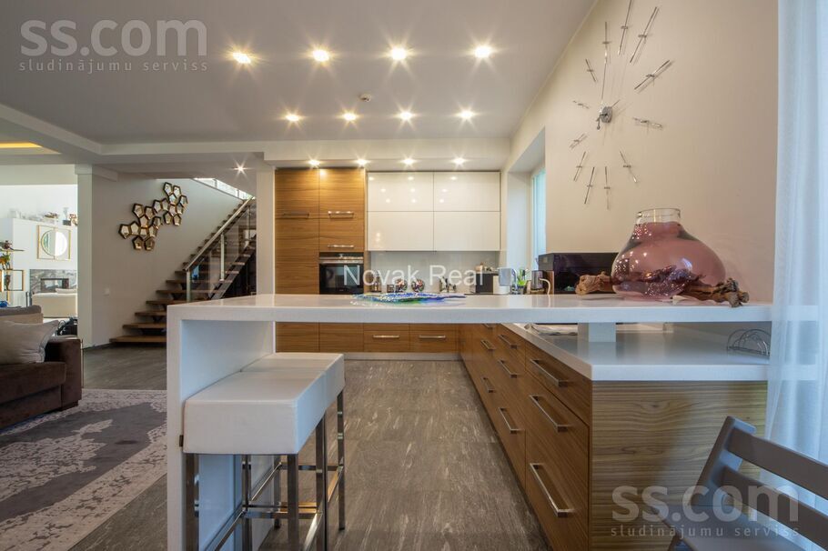 Ezeru iela 17, Jūrmala — maja