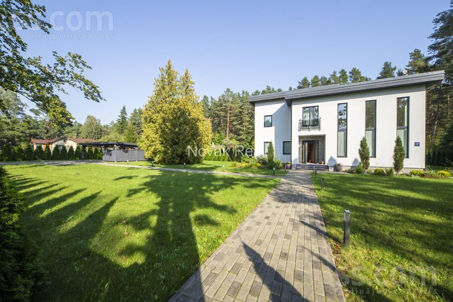 Ezeru iela 17, Jūrmala — maja