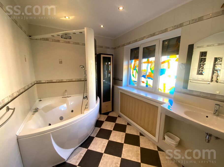 Zileņu, Rīga — maja