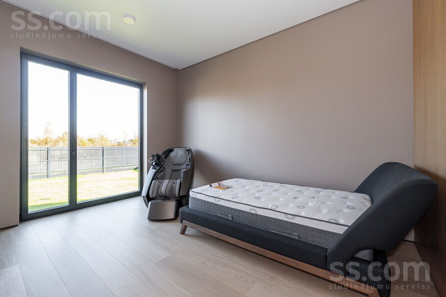 Mežavēju iela 8, Mārupe, Rīgas rajons, Mārupes pag. — maja