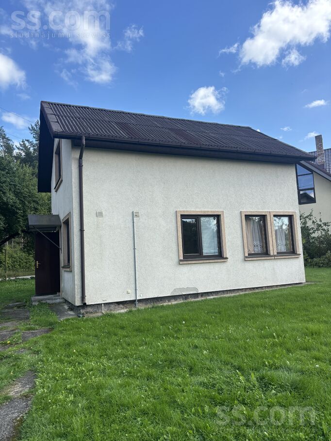 Dārziņu 152, Rīga — maja