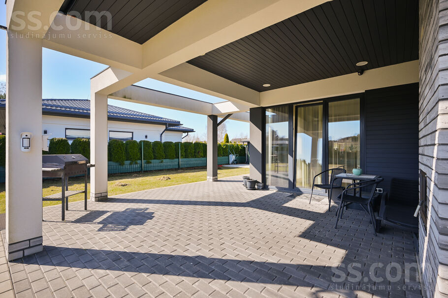 Mango iela 1, Mežāres, Rīgas rajons, Babītes pag. — maja