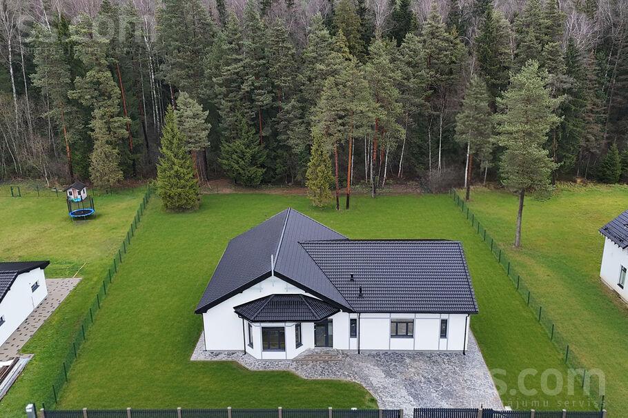 Melleņu iela 14, Ogre un raj., Ogre — maja