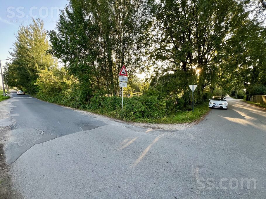 Dzelzceļa 25b, Rīga — zeme