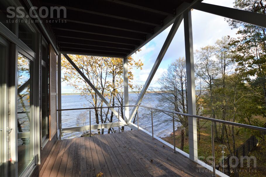 Ezermalas 44, Rīga — maja