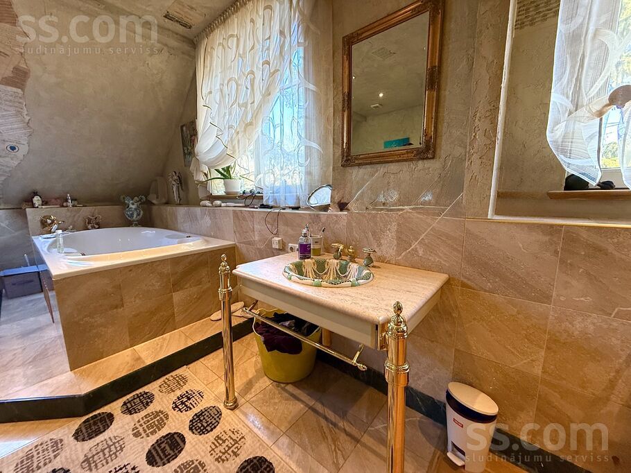 Planīcas 13, Rīga — maja