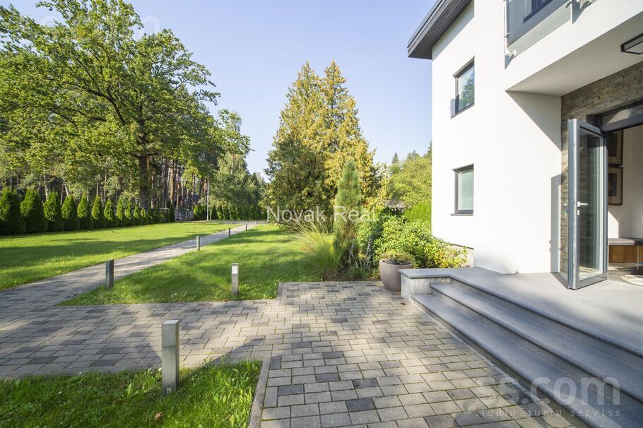 Ezeru iela 17, Jūrmala — maja