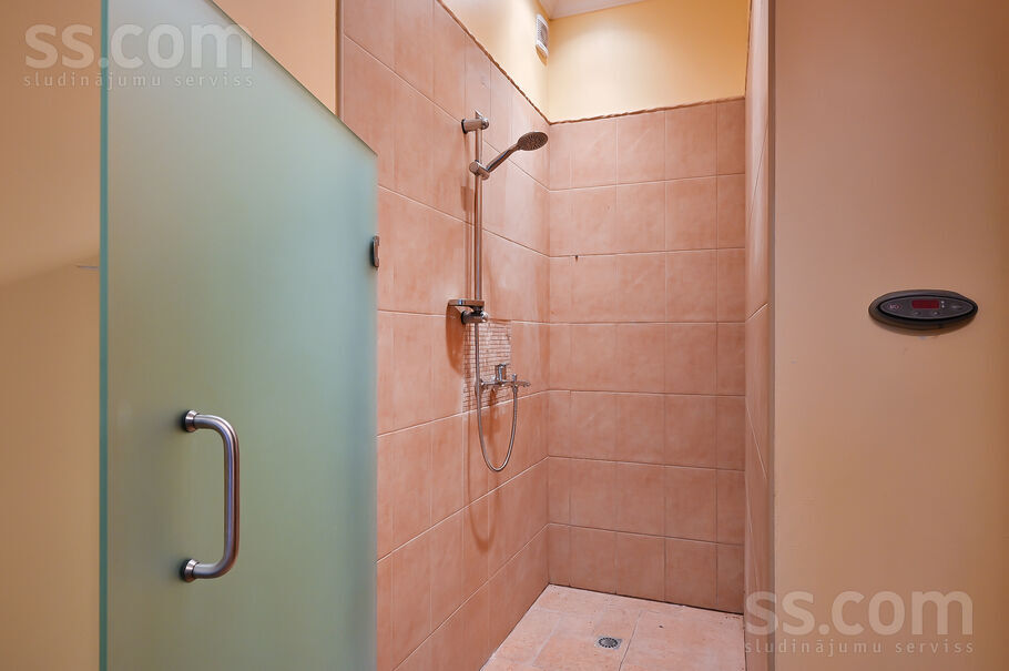 Omnibusa iela 8b, Jūrmala — maja