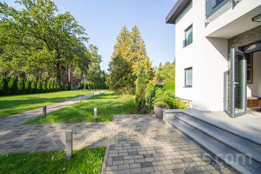 Ezeru iela 17, Jūrmala — maja