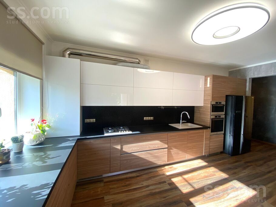 Zileņu, Rīga — maja