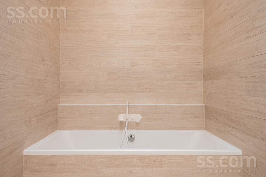 Jaunā Mežaparka 42, Rīga — maja