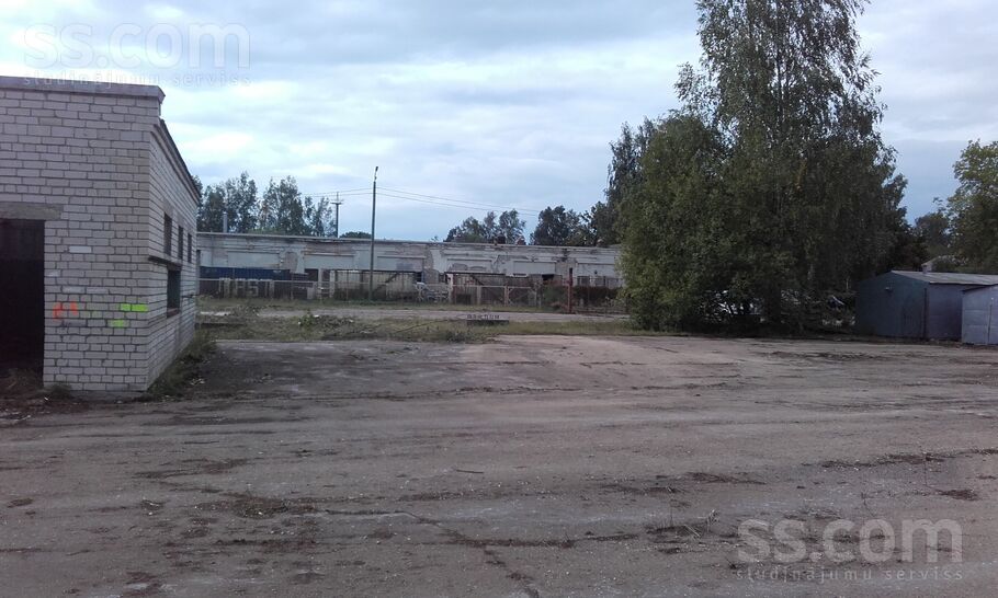 Traleru 15, Rīga — zeme