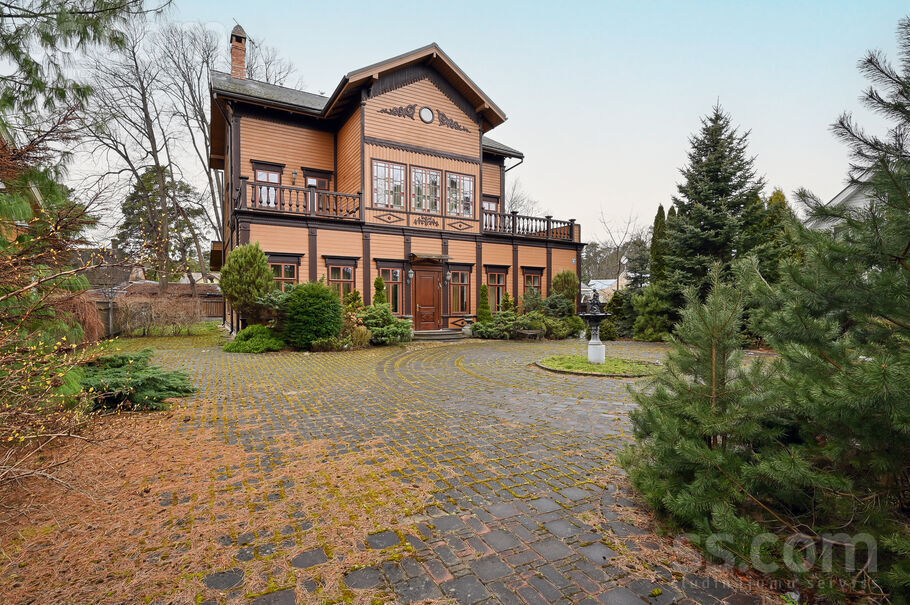 Omnibusa iela 8b, Jūrmala — maja