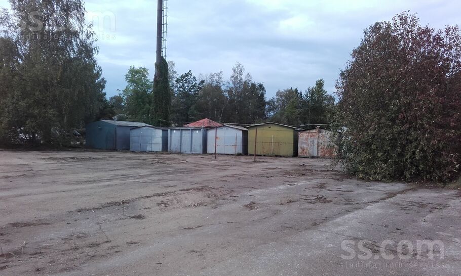 Traleru 15, Rīga — zeme