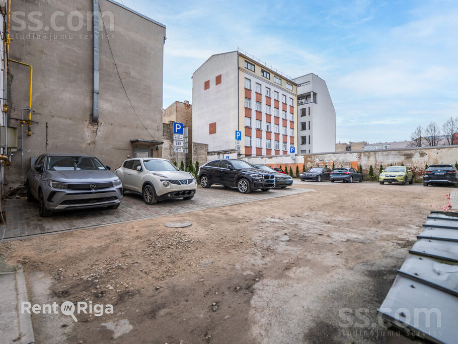 Lastādijas 42, Rīga — maja