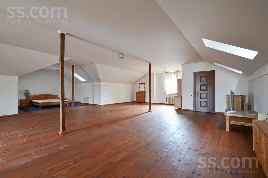 Omnibusa iela 8b, Jūrmala — maja