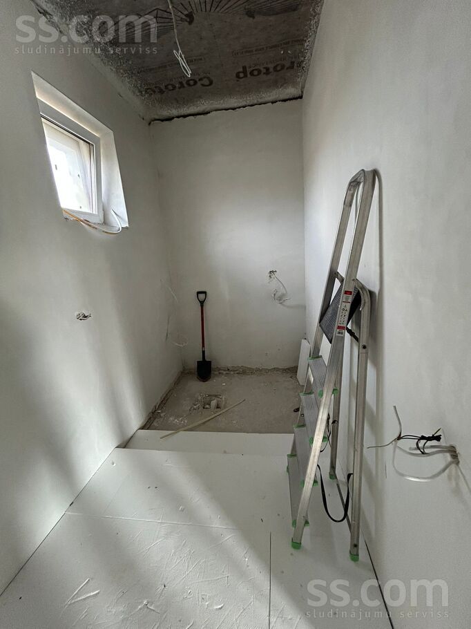 Lielkalni, Tīnūži, Ogre un raj., Ikšķiles l. t. — maja