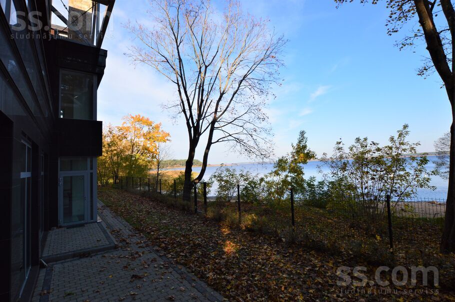 Ezermalas 44, Rīga — maja