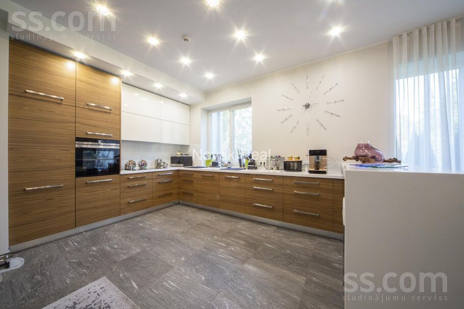 Ezeru iela 17, Jūrmala — maja