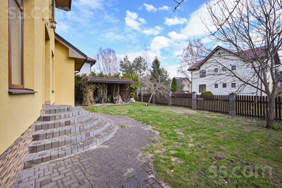 Kalnu iela 25bk-2, Jūrmala — maja