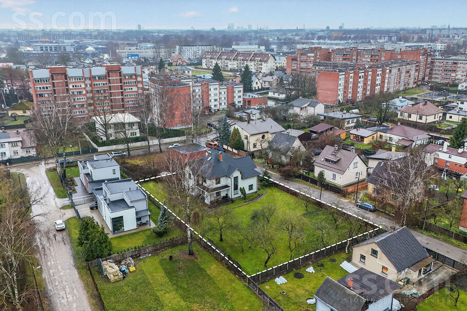 Plaužu 4, Rīga — maja