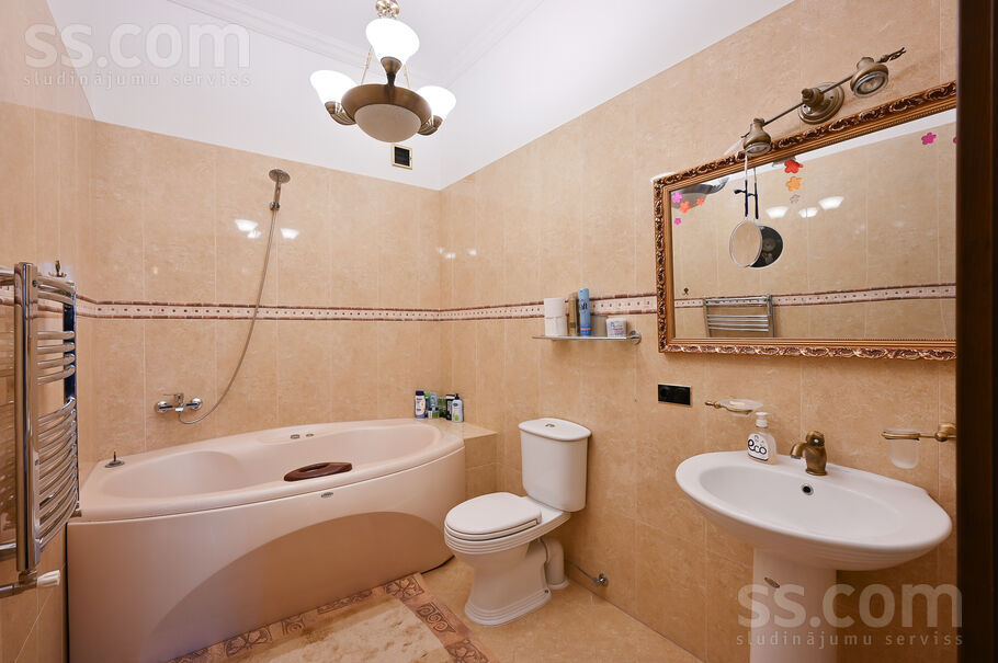 Omnibusa iela 8b, Jūrmala — maja