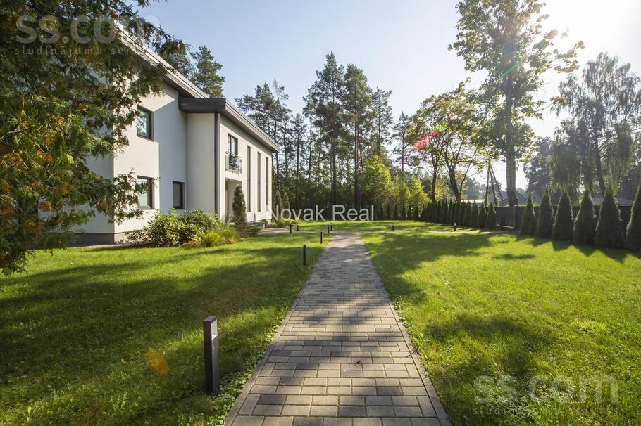 Ezeru iela 17, Jūrmala — maja