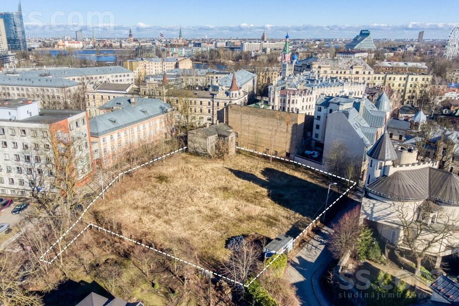 Meža 6, Rīga — zeme