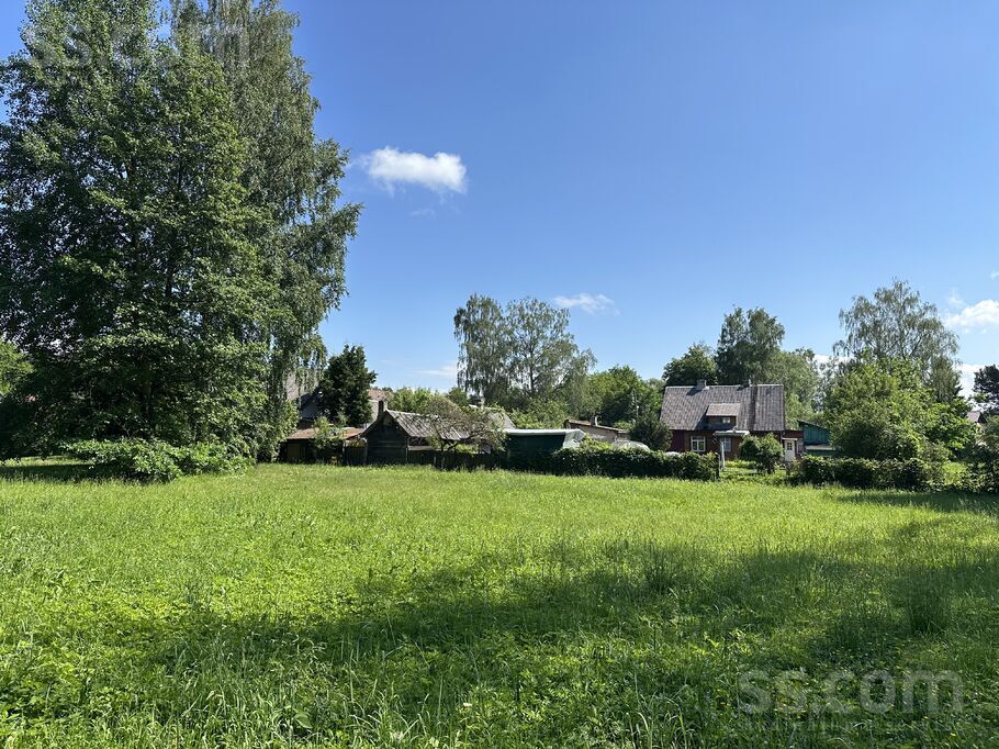 Mežrozīšu 17, Jūrmala — zeme