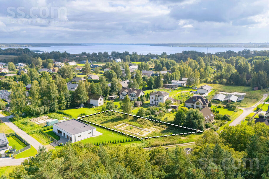 Senlejas 12, Rīga — zeme