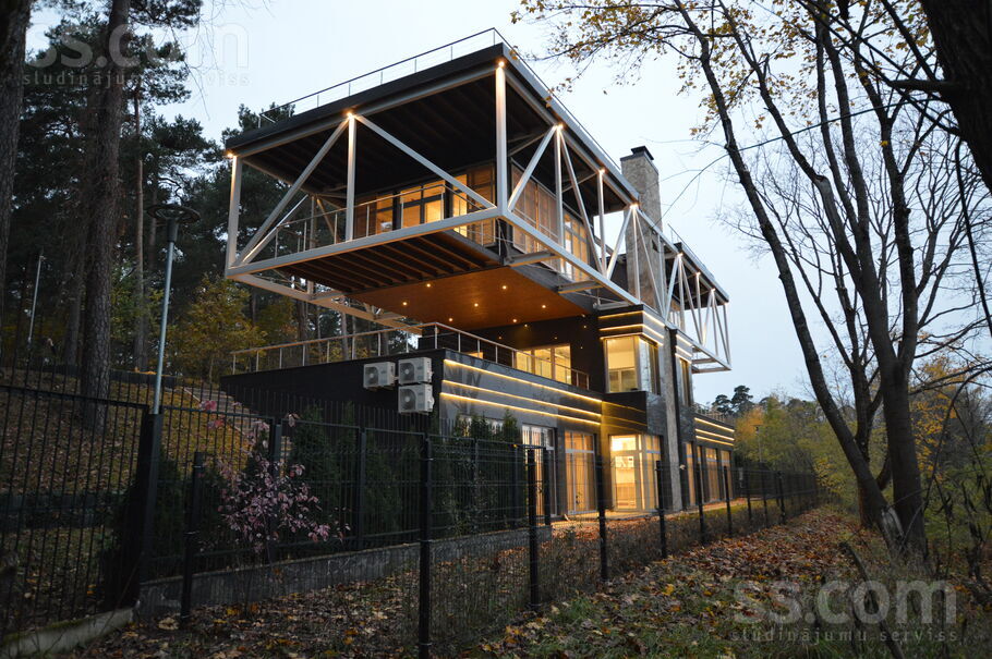 Ezermalas 44, Rīga — maja